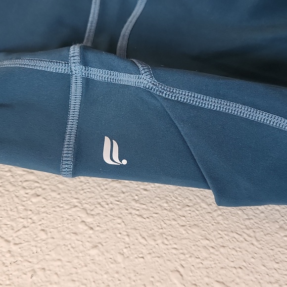 Fabletics Oasis High Waisted Twist 7/8 Leggings Midnight Wave Teal Activewear - Picture 3 of 12